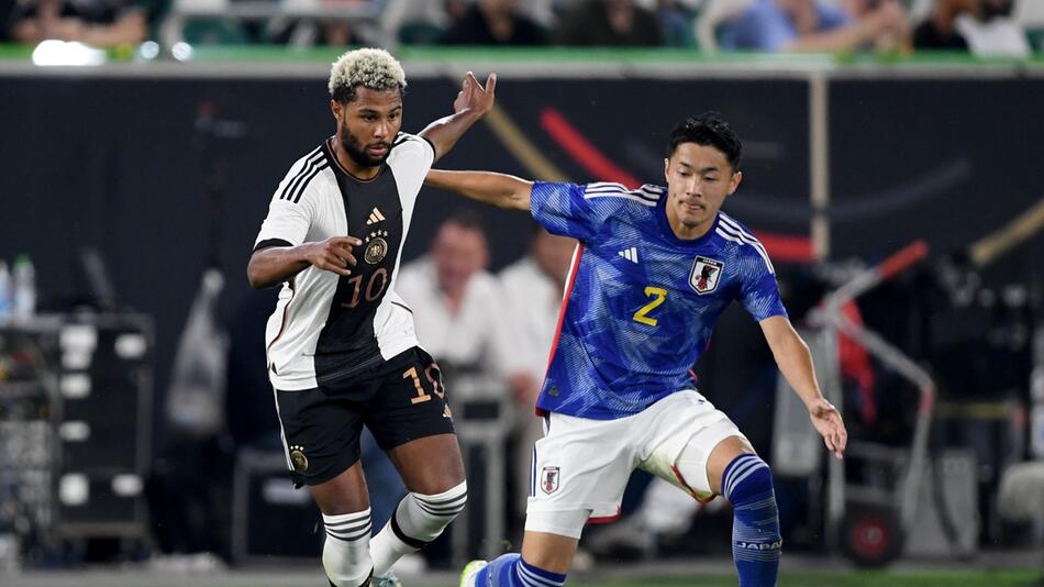 Yukinari Sugawara (r)