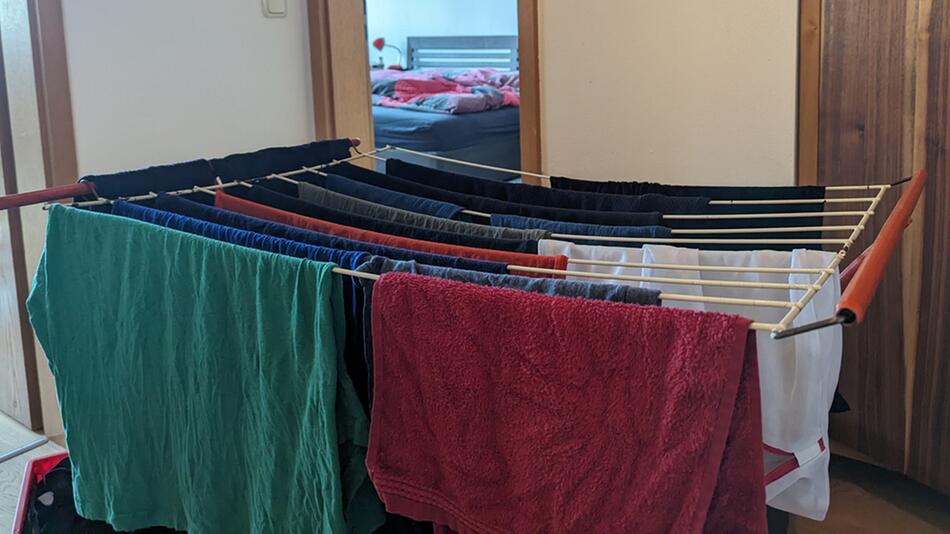 Wäsche in der Wohnung trocknen: So lüftest du im Winter richtig