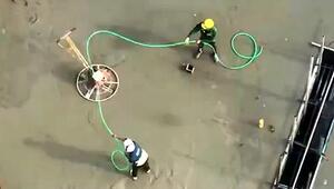 Ausser Kontrolle: Arbeiter wollen Betonglätter einfangen