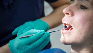 Zahnarzt behandelt eine Patientin