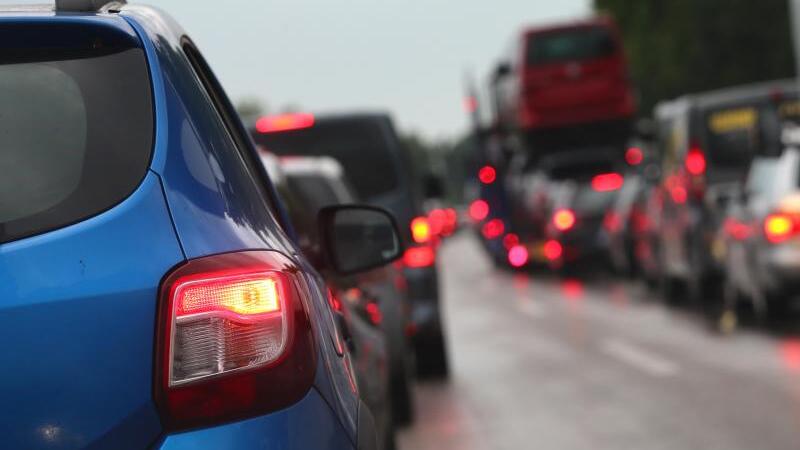 Autos stauen sich auf einer Strasse