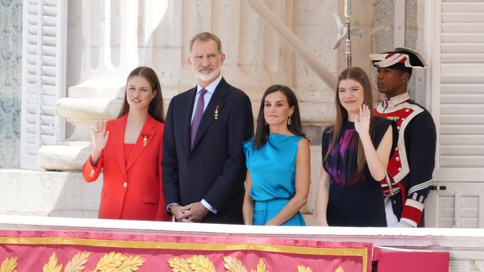 Kronprinzessin Leonor, König Felipe, Königin Letizia und Prinzessin Sofia auf dem Palastbalkon.