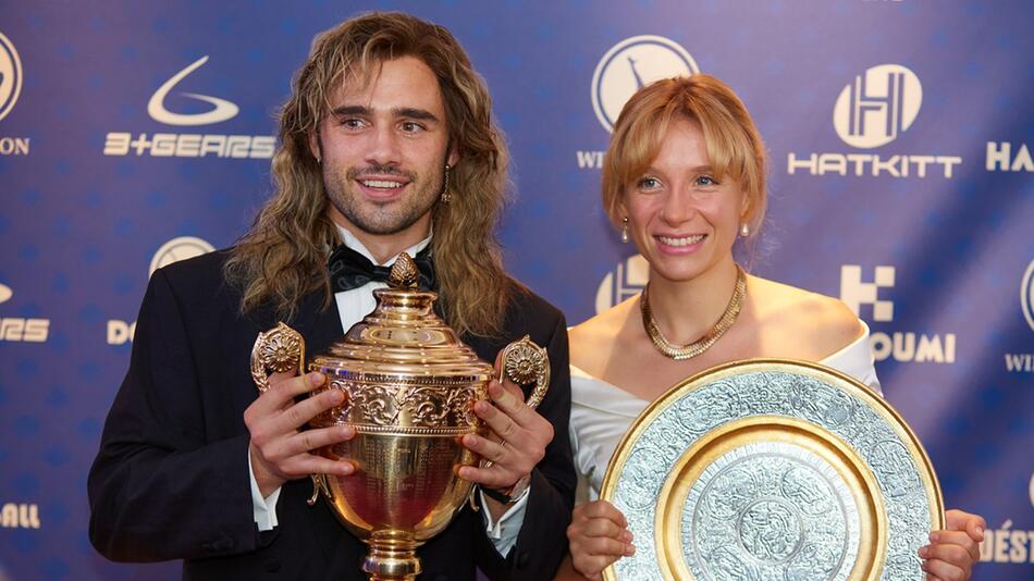 Vor allem Toby Sebastian sieht dem echten Andre Agassi extrem ähnlich. Doch auch Lena Klenke ...