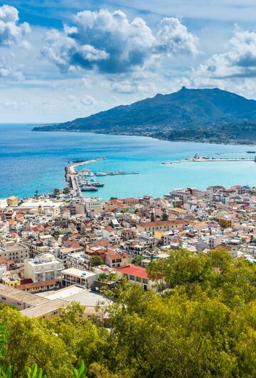 Blick auf Häuser und Hafen von Zakynthos