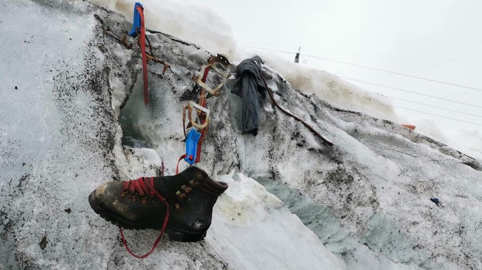 Schuh und Ausrüstung von vermisstem Bergsteiger am Theodulgletscher