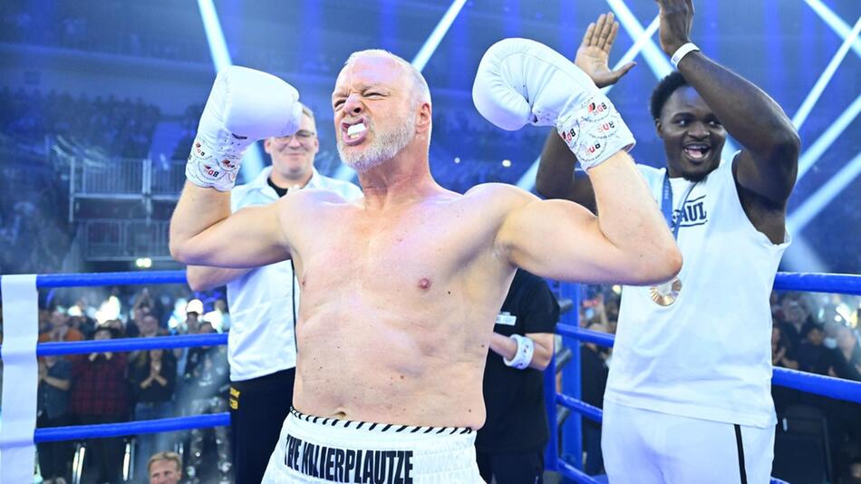 Stefan Raab gab sich vor dem von RTL übertragenen Boxkampf siegessicher und liess seine Muskeln ...