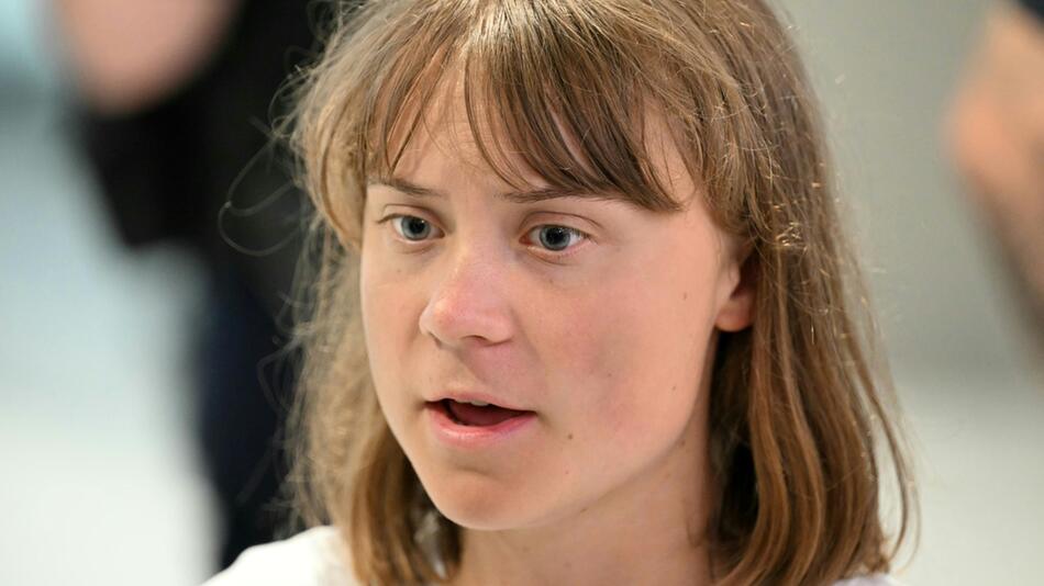 Greta Thunberg ist in Paris gelandet.