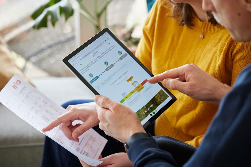 Paar nutzt online den BetriebskostenCheck von co2online