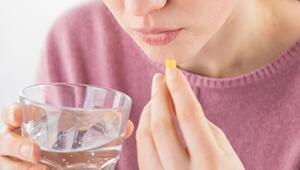 Frau nimmt Nahrungsergänzungsmittel