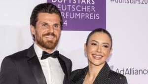 Jonas Hofmann arbeitet an seiner eigenen Fussballmannschaft mit seiner Laura.