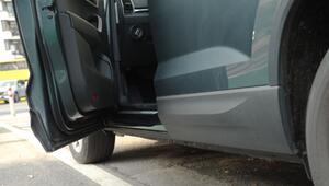 Auto parkt mit offener Autotür am Strassenrand