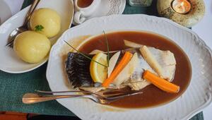 Thüringer Klösse zum Karpfen mit Bratensosse im Schloss Auerstedt