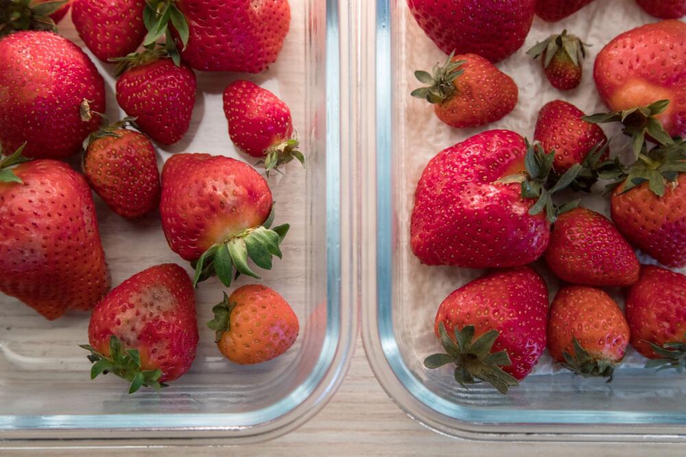 Vergleich Erdbeeren ohne Essigbehandlung (l) und mit Essig (r)
