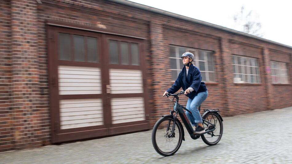 Frau fährt mit einem E-Bike