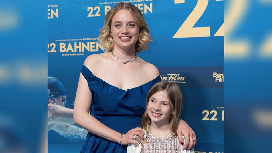 Zoë Baier (hier mit Film-Schwester Luna Wedler) strahlt bei der Premiere des Kinofilms "22 ...