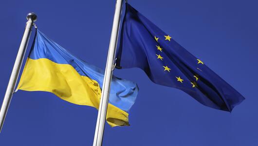 Flaggen der EU und der Ukraine