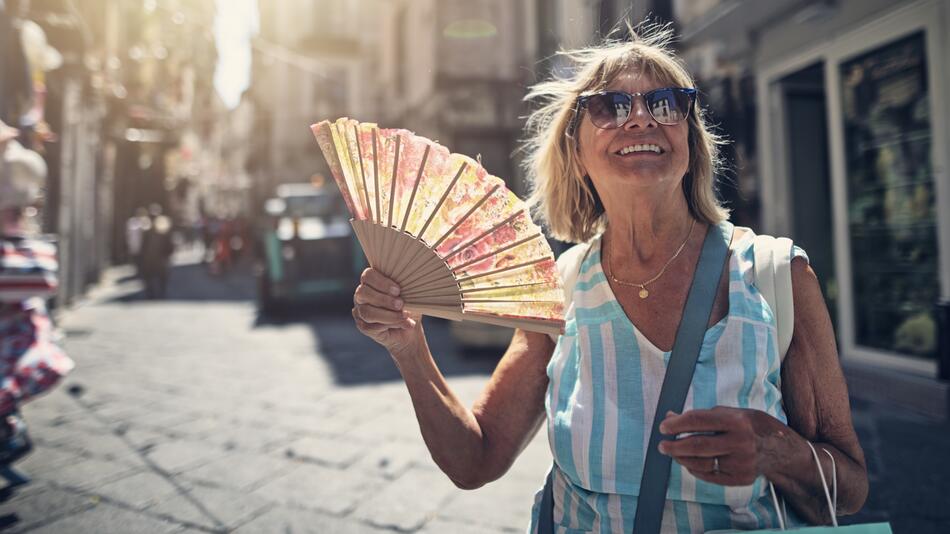Frau mit Fächer in italienischer Stadt