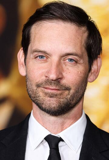 Tobey Maguire im schwarzen Anzug und mit weissem Hemd.