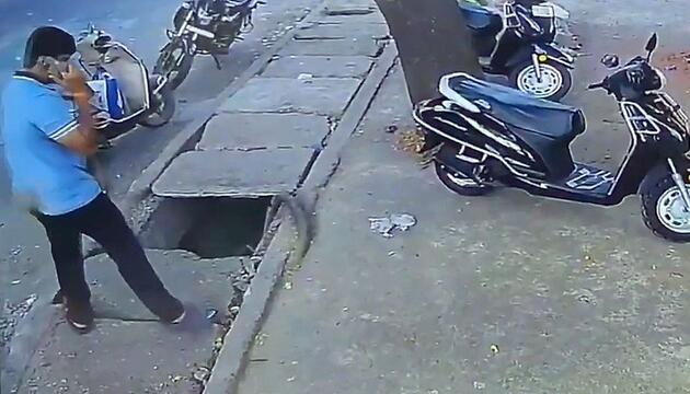 Mann vermeidet beim Telefonieren Loch im Gehsteig – und hat trotzdem Pech