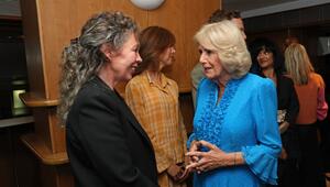 "The Crown"-Queen Olivia Colman und Königin Camilla trafen in London aufeinander.