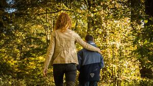 Mutter und Sohn bei einem Herbstspaziergang