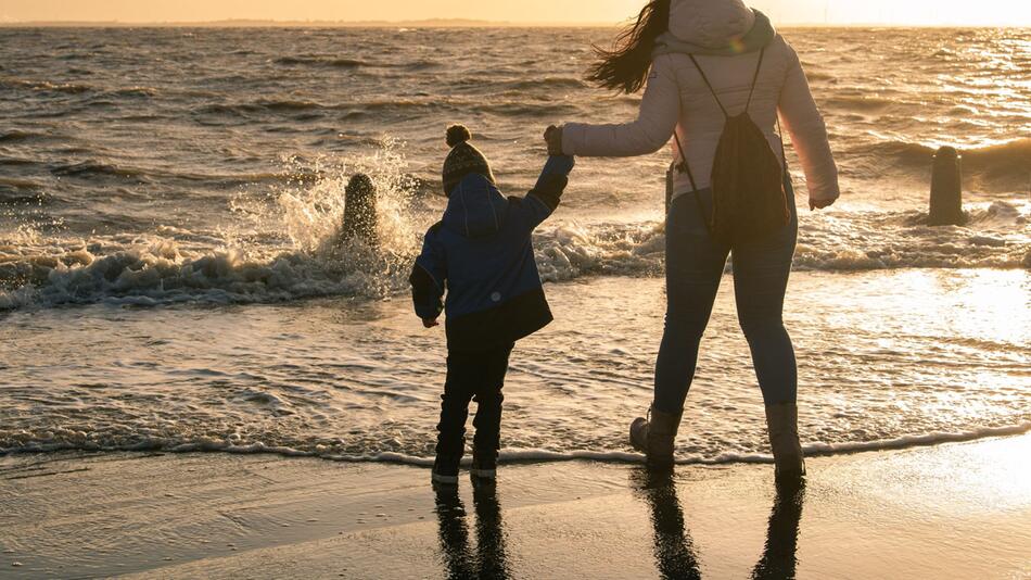 Eine Mutter und ihr Sohn am Strand