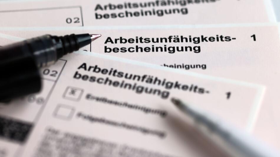 Stifte liegen auf Arbeitsunfähigkeitsbescheinigungen