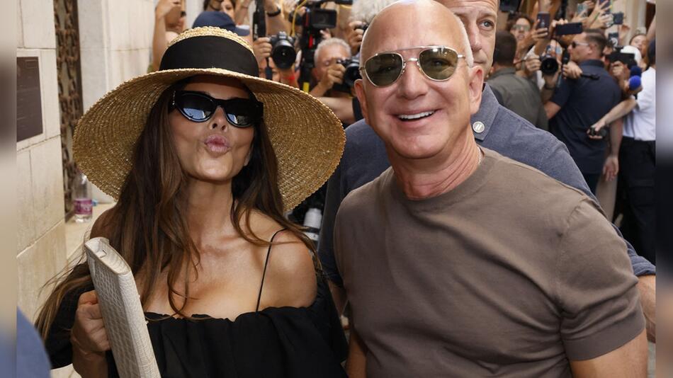 Luftküsse und strahlende Gesichter: Jeff Bezos und Lauren Sánchez Bezos am Nachmittag in Venedig.
