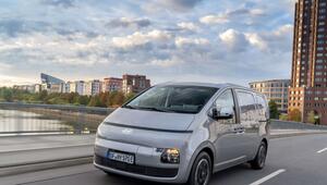 Der neue Hyundai Staria auf einer Strasse