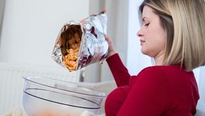 Frau isst Chips