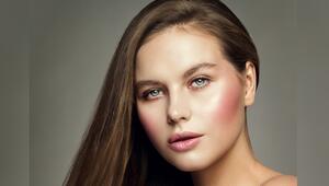Bei diesem Look darf mit viel und starkem Blush gearbeitet werden.