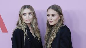 Ashley Olsen und Mary-Kate Olsen posieren für die Kameras.