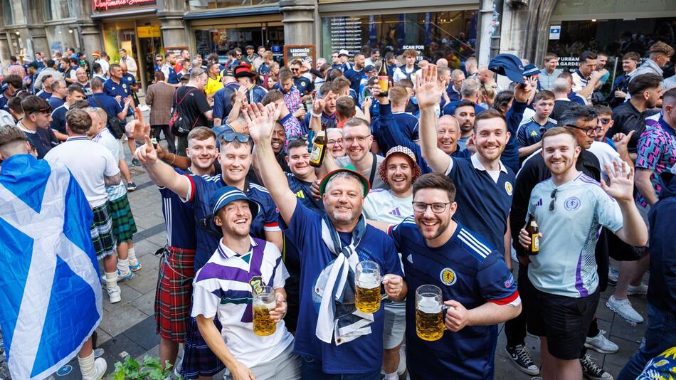 Euro 2024 - Schottische Fans auf dem Münchner Marienplatz