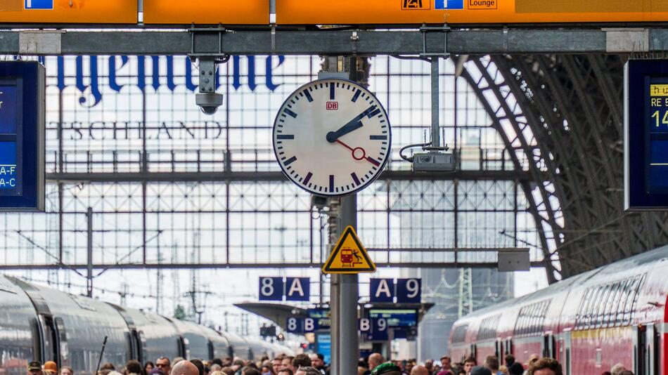 Reisende im Frankfurter Hauptbahnhof