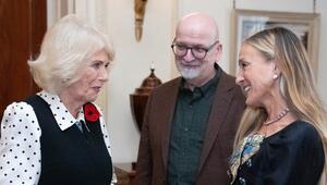 Queen Camilla plaudert in London mit Sarah Jessica Parker.