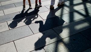 Schatten von zwei Kindern und ihrer Grossmutter
