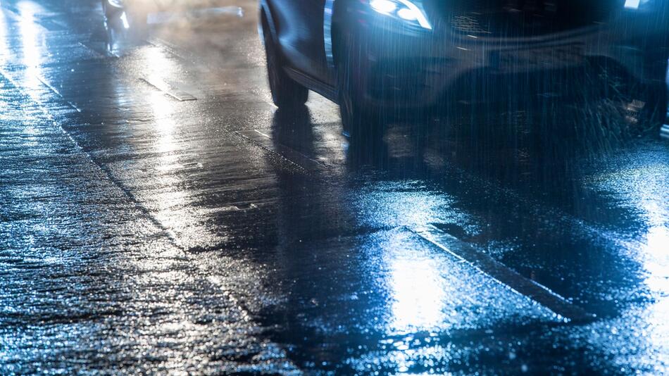 Autos fahren bei gefrierenden Regen über eine Strasse