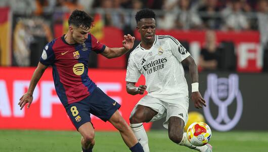Pedri und Vinicius Junior im Zweikampf