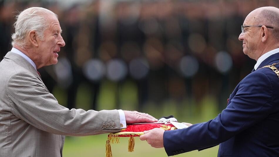 König Charles (l.) bekommt den Schlüssel von Edinburgh.