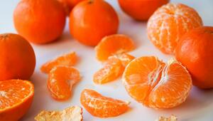 Mehrere Mandarinen, einige ganz, andere geschält, sowie einzelne Mandarinenstücke und ...