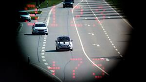 Autos sind im Sucher einer Laserpistole zu sehen