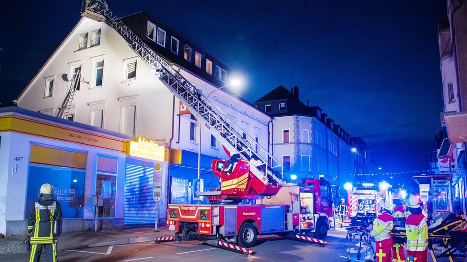 Feuerwehr rettet 16 Menschen aus brennendem Haus