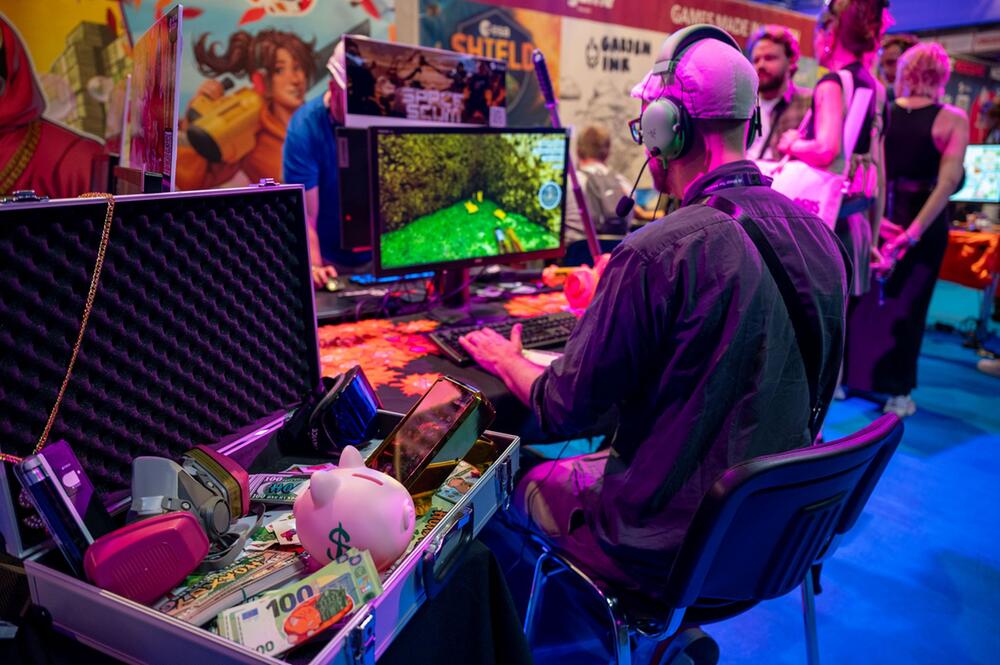 Mann spielt ein Indie-Spiel in der "Indie Area" auf der Gamescom