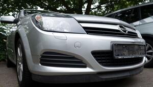 Ein Fahrzeug ohne Kennzeichen steht auf einem Parkplatz