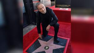 Franco Nero zeigt stolz seinen Stern auf dem Hollywood Walk of Fame.