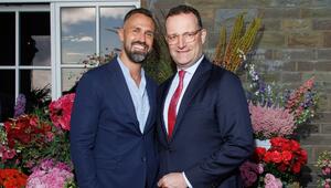 Jens Spahn (r.) und sein Ehemann Daniel Funke wurden Eltern eines Sohnes - durch eine Leihmutter ...