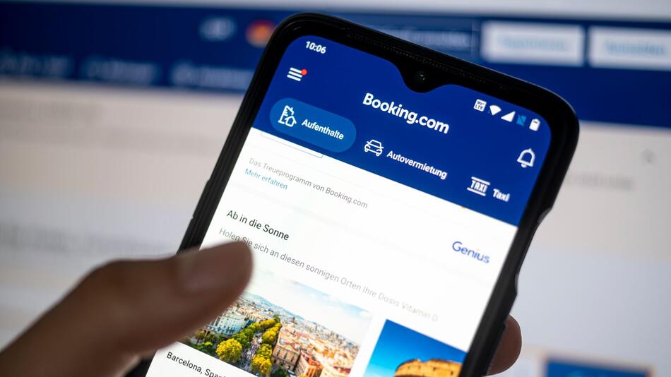 App "booking.com" ist auf einem Smartphone zu sehen