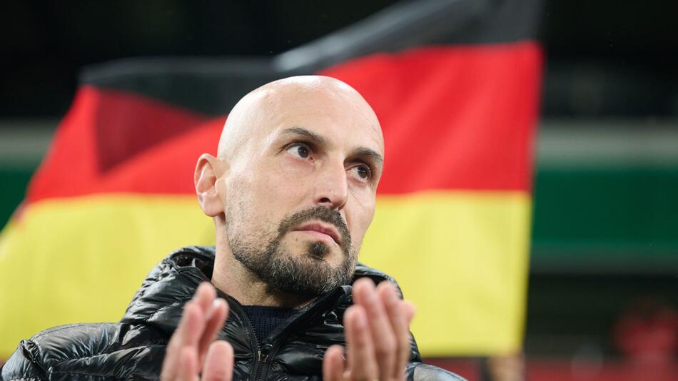 Antonio Di Salvo feuert seine Spieler der U21-Nationalmannschaft während eines Länderspiels an