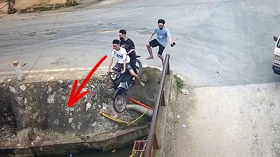 Motorrad landet im Kanal – Beifahrer reagiert unglaublich
