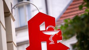 Ein Schild mit dem Apotheken-Logo
